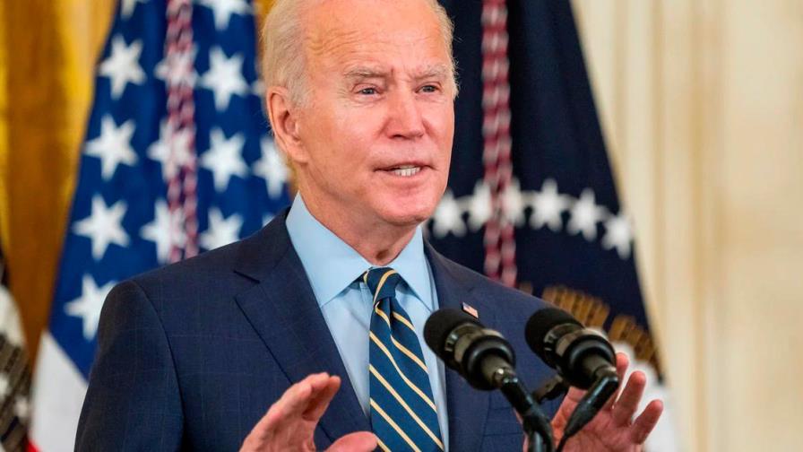Biden urge a defender la democracia ya que “no ocurre por accidente”