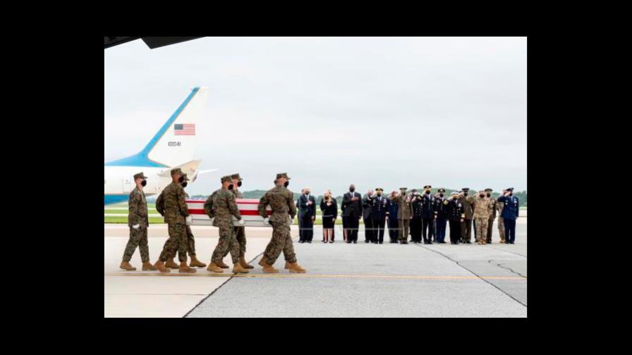 Biden honra los restos de militares muertos en Afganistán a su llegada a EEUU
