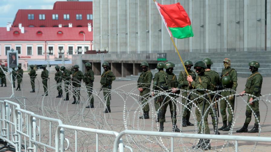 Decenas de miles de manifestantes avanzan hacia el centro de Minsk