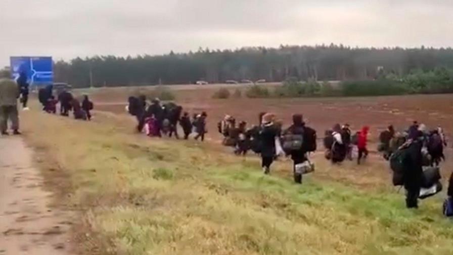 Columna de inmigrantes se concentra en frontera entre Bielorrusia y Polonia