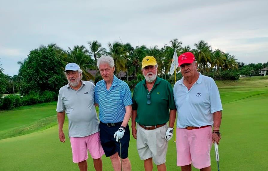 El expresidente Bill Clinton disfruta del golf en La Romana 