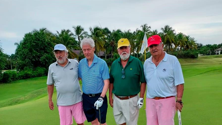 El expresidente Bill Clinton disfruta del golf en La Romana 