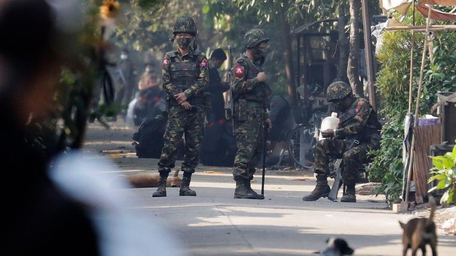 Cerco militar a huelguistas y arrestos masivos de manifestantes en Birmania