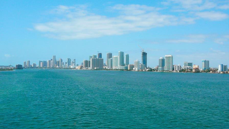 Prohíben nadar en área de la bahía de Miami por derrame de aguas residuales