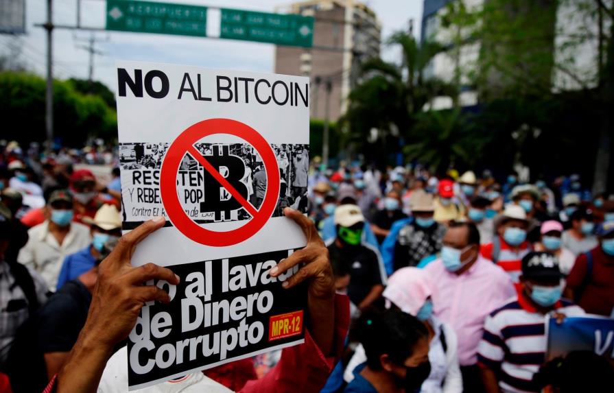 La Policía libera a crítico de implementación del bitcóin en El Salvador
