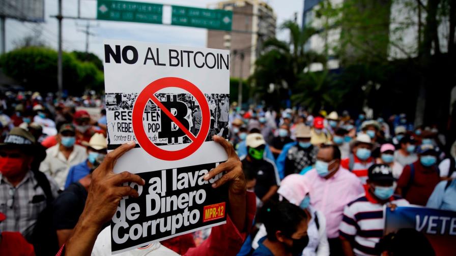 La Policía libera a crítico de implementación del bitcóin en El Salvador