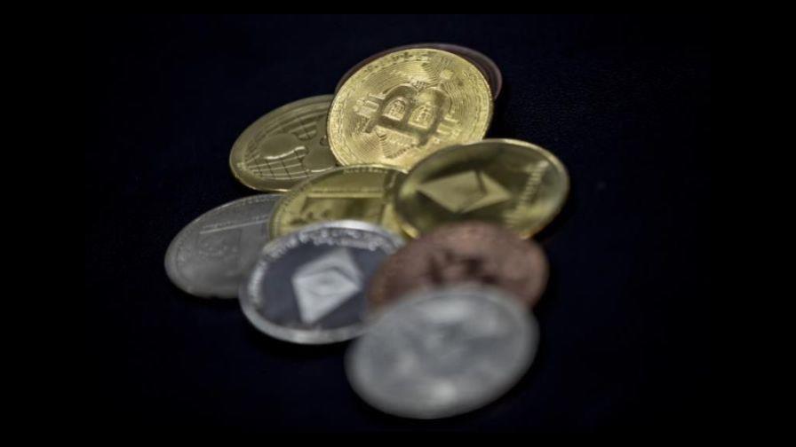 El bitcóin se desploma después de sumar el viernes un nuevo récord 