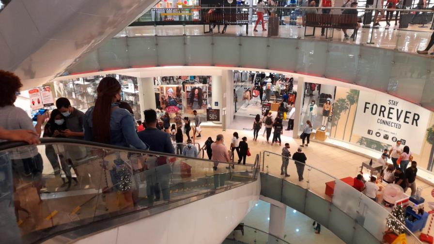 Comercios del centro de la ciudad repletos de personas al cierre del Viernes Negro