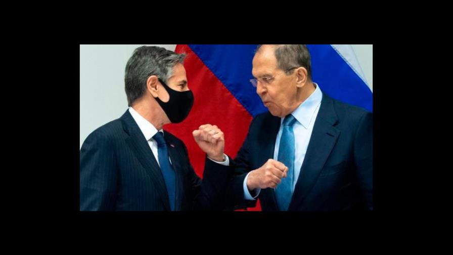 Estados Unidos y Rusia intentan mitigar la tensión en primer encuentro entre Blinken y Lavrov