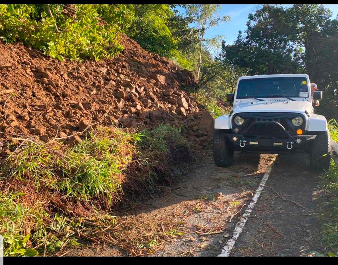 Las brigadas que trabajan en desbloquear la vía, están dirigidas por Ambiorix Rodríguez.