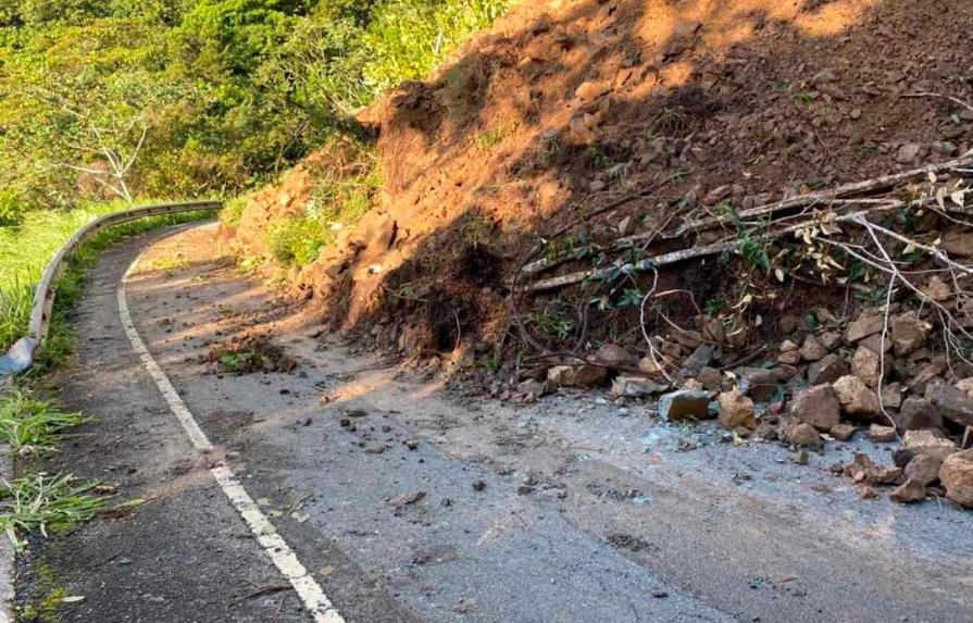 ¡Precaución! Derrumbes en carretera Casabito –Constanza bloquean el tránsito vehicular