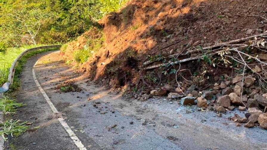 ¡Precaución! Derrumbes en carretera Casabito –Constanza bloquean el tránsito vehicular ¡Precaución! Derrumbes en carretera Casabito –Constanza bloquean el tránsito vehicular