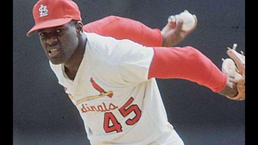 Bob Gibson, el pitcher que motivó cambios en el montículo del lanzador