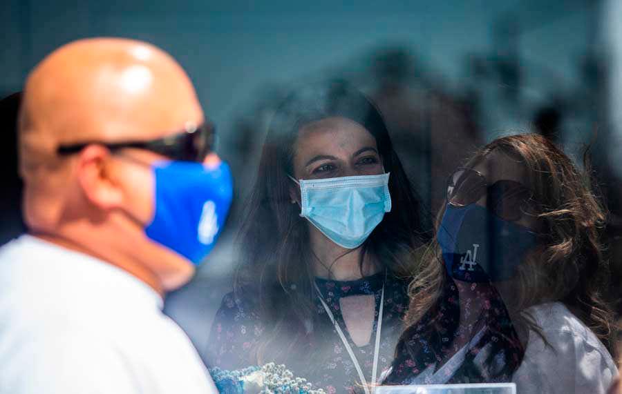 Erika Patronas oficia la ceremonia de boda de Philip Hernández y Marcela Perú. 