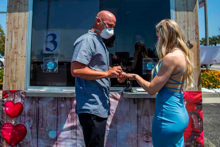 Cada registrador del condado realiza unas 60 bodas cada viernes. 