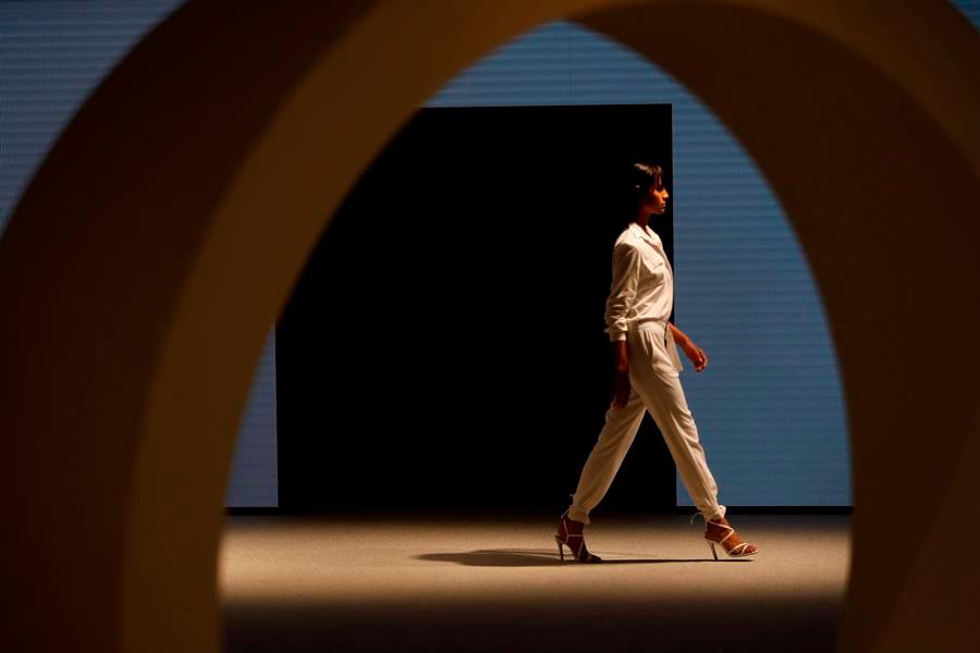 Una modelo presenta creaciones de la marca Punto Blanco este jueves durante un desfile del evento de moda BCapital