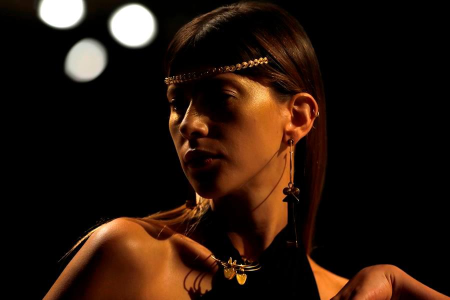 Una modelo presenta creaciones de la diseñadora colombiana Paula Mendoza para la colección para la marca Cano durante un desfile del evento de moda BCapital.