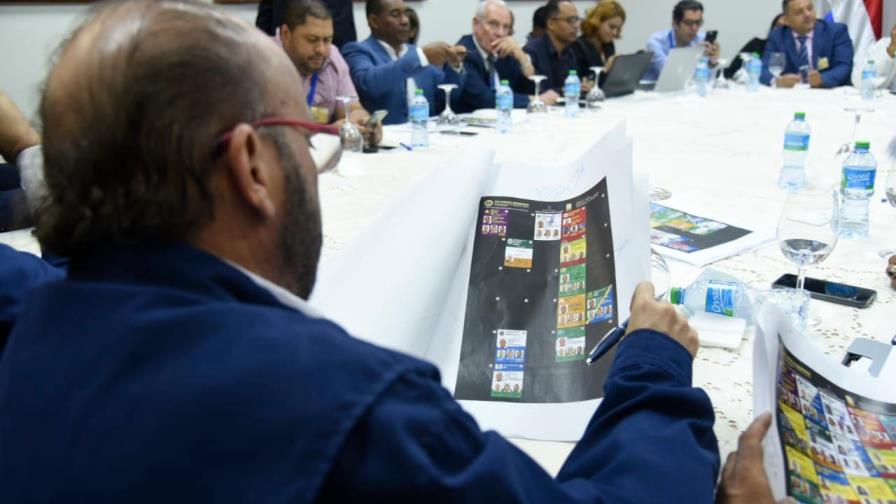 JCE y delegados de los partidos revisan irregularidades en boletas del voto automatizado