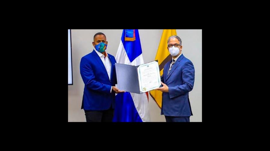 El Boli recibe acreditación de la Junta Central Electoral 