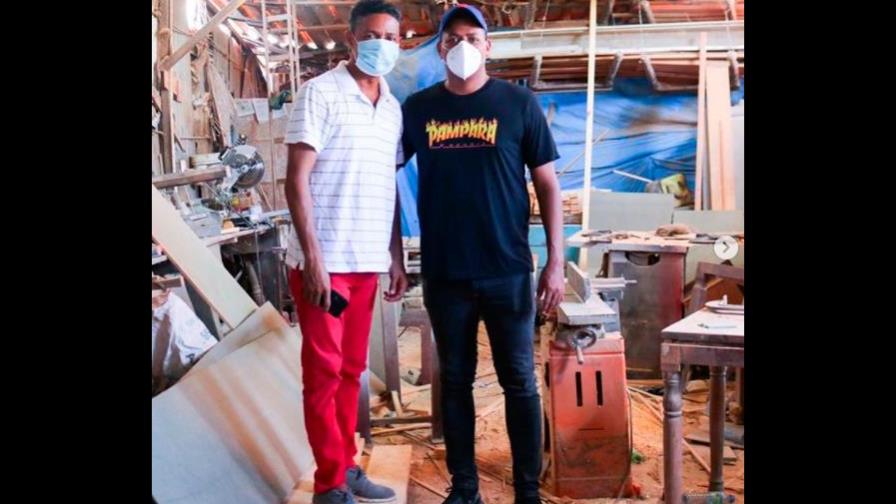 Bolívar Valera donará su primer sueldo a ebanista que le robaron herramientas de trabajo