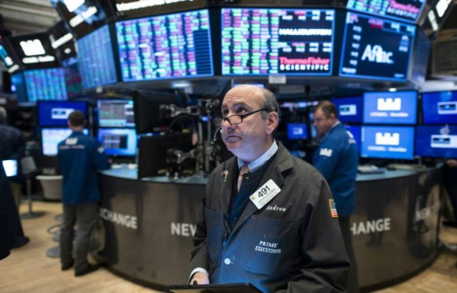 Wall Street abre en verde con ligeras ganancias por estímulo económico
