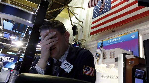 Wall Street abre en rojo y el Dow pierde 800 puntos luego de tres días de ganancias