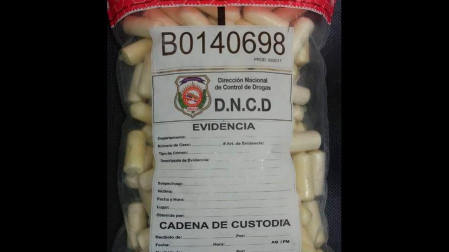 Apresan joven en aeropuerto de La Romana con 100 bolsas de sustancia presumen es cocaína