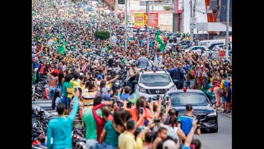 Bolsonaro desafía encuestas y recibe baño de masas en fortín político de Lula