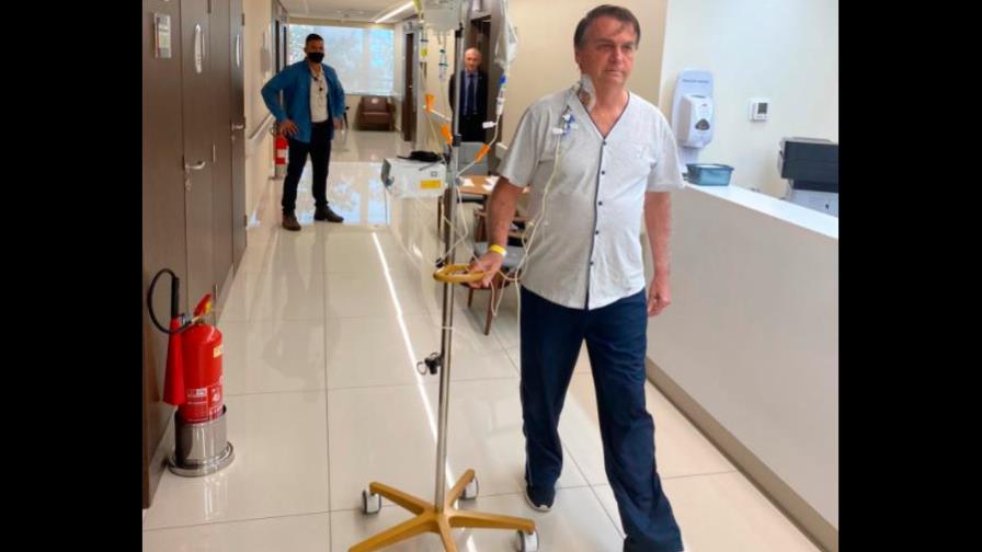 Bolsonaro camina por el hospital y dice que en breve estará de vuelta