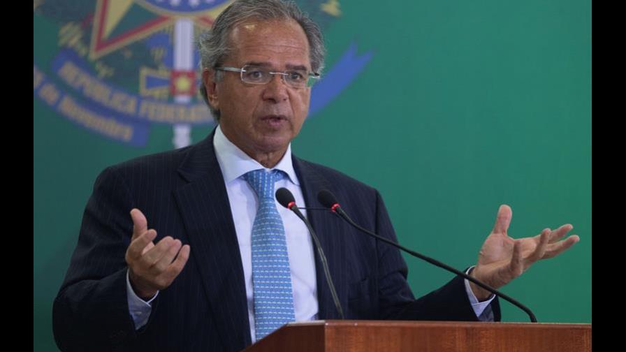 Brasil puede privatizar o liquidar 100 estatales con Bolsonaro, dice ministro