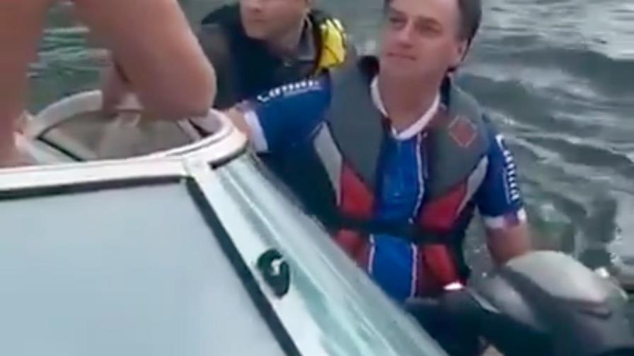 Bolsonaro se pasea en moto acuática mientras Brasil supera los 10.000 muertos