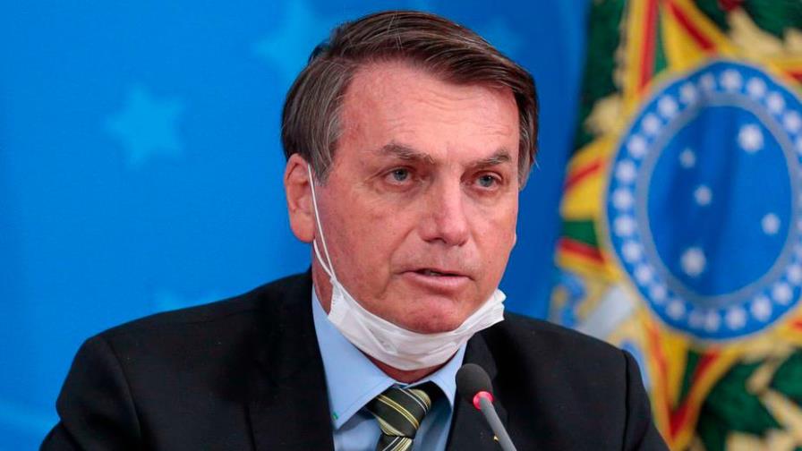 Bolsonaro insiste en no tomar vacuna y pone en duda eficacia de la mascarilla