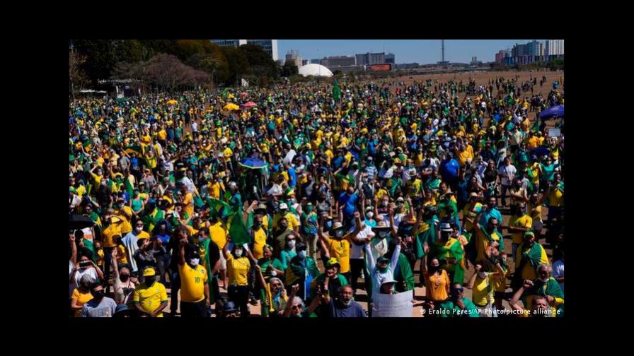 Miles de brasileños salen a la calle por voto impreso y en apoyo a Bolsonaro