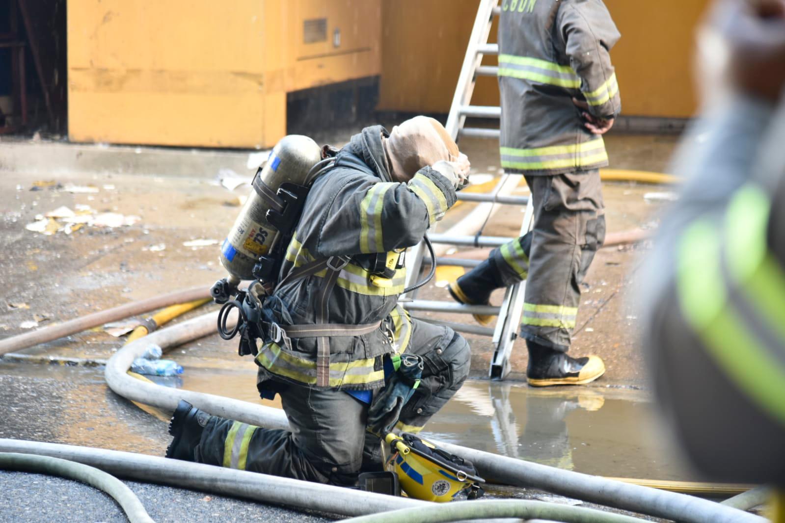 Un bombero preparándose para sofocar un incendio en la tienda Aro y Pedal.