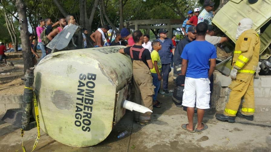 Tres bomberos heridos durante accidente cuando iban a apagar fuego en Santiago Tres bomberos heridos durante accidente cuando iban a apagar fuego en Santiago