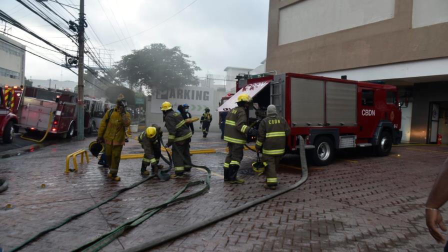 Sofocan fuego que afectó sótano de Plaza Naco