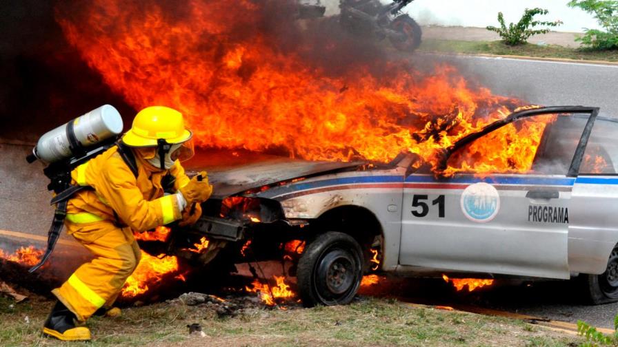 Presidente Medina envía proyecto de ley de los Cuerpos de Bomberos al Congreso Presidente Medina envía proyecto de ley de los Cuerpos de Bomberos al Congreso