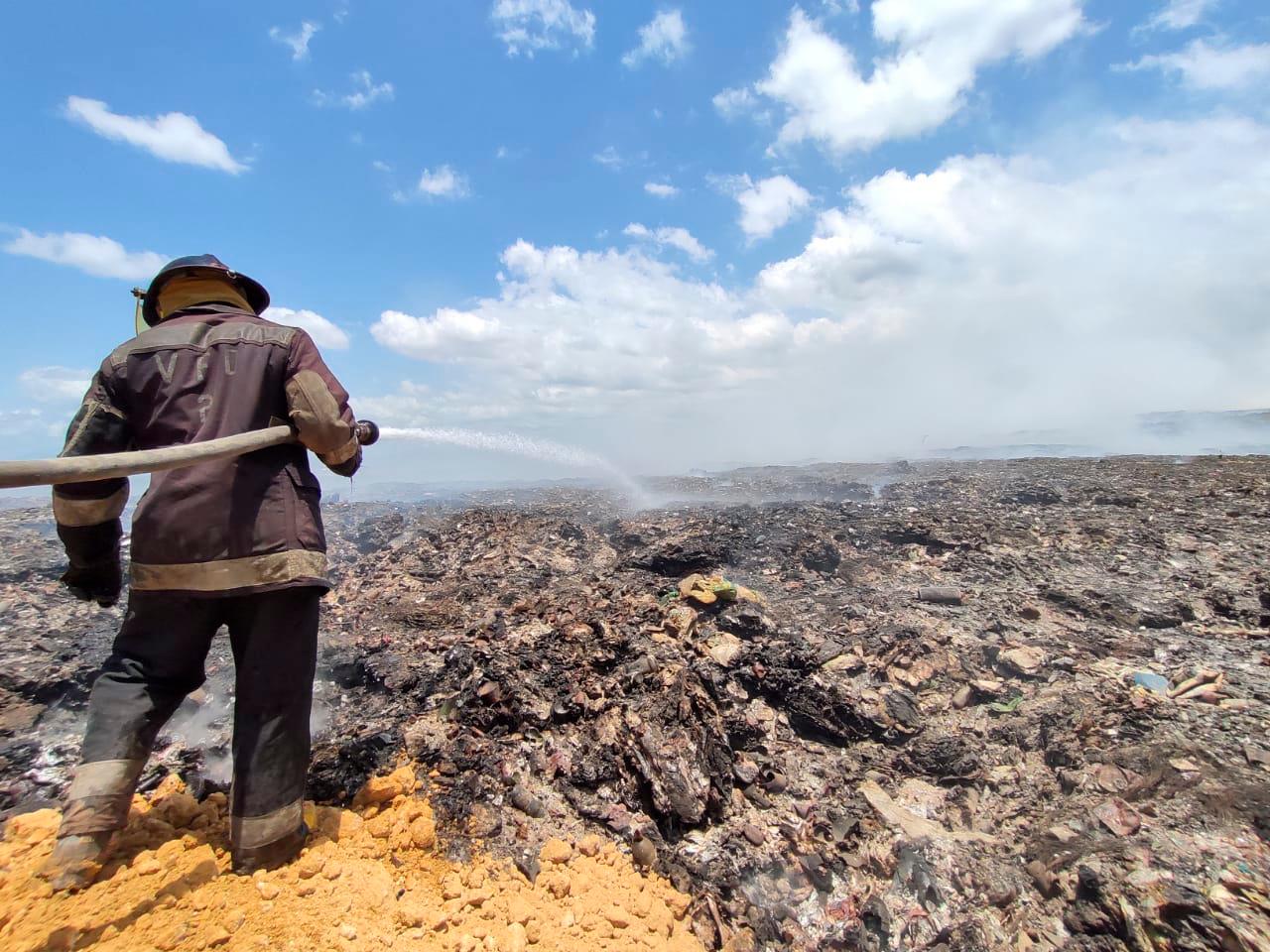 Bomberos mientras trabajan en el incendio.