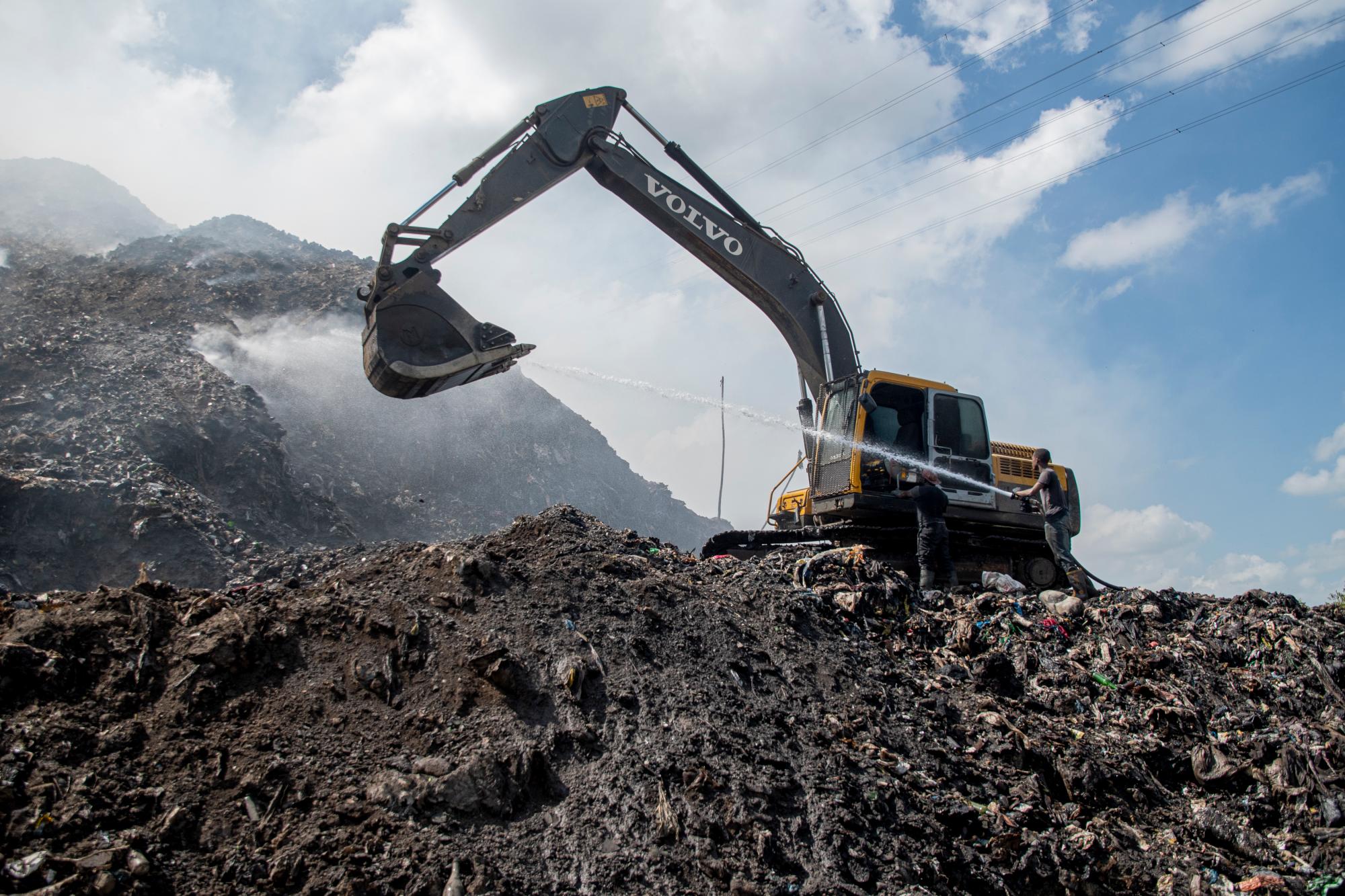 Una de la retroecavadora en plena labor.