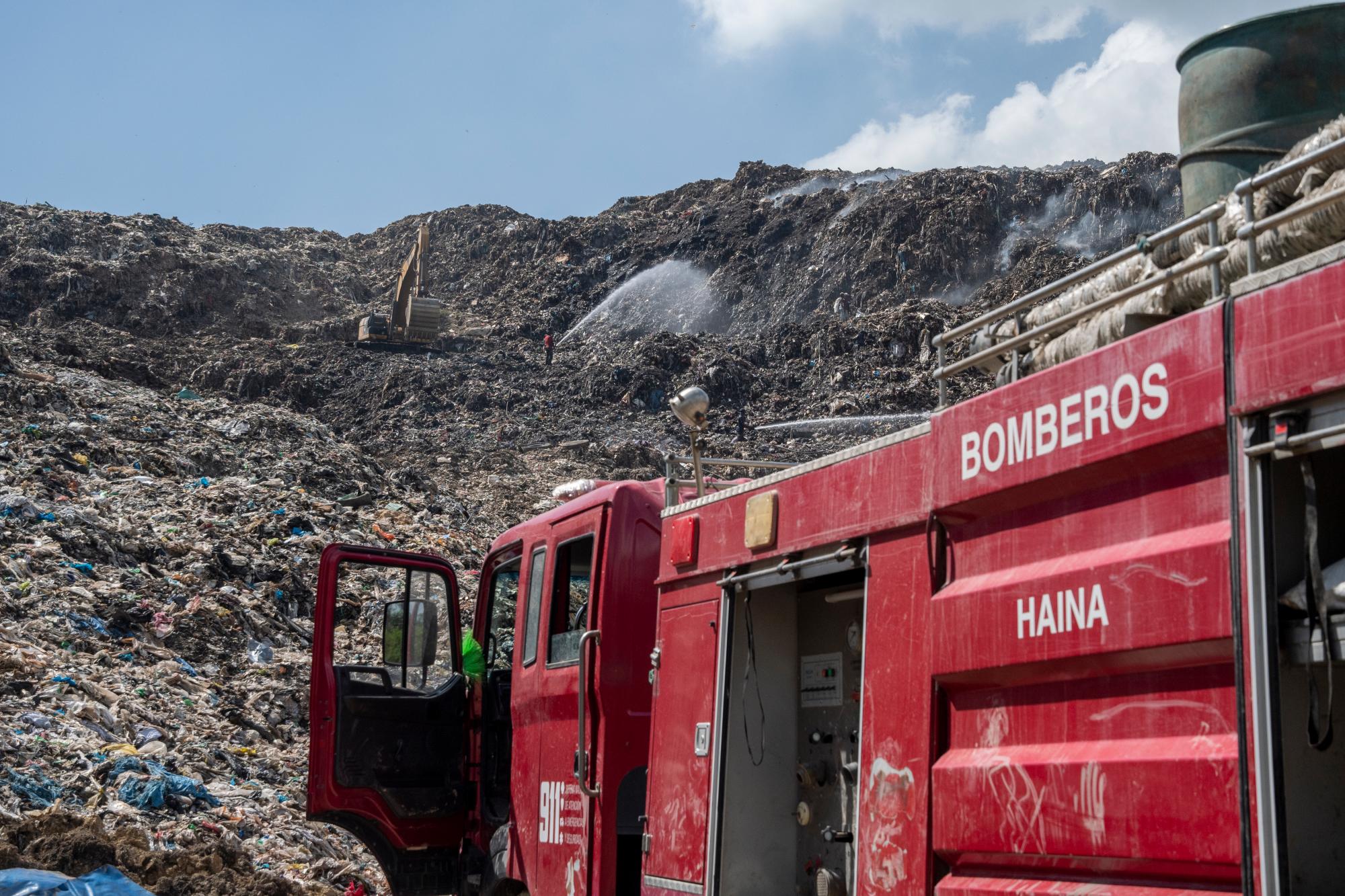 Dos unidades de los bomberos se mantiene  de manera permanente en el vertedero.
