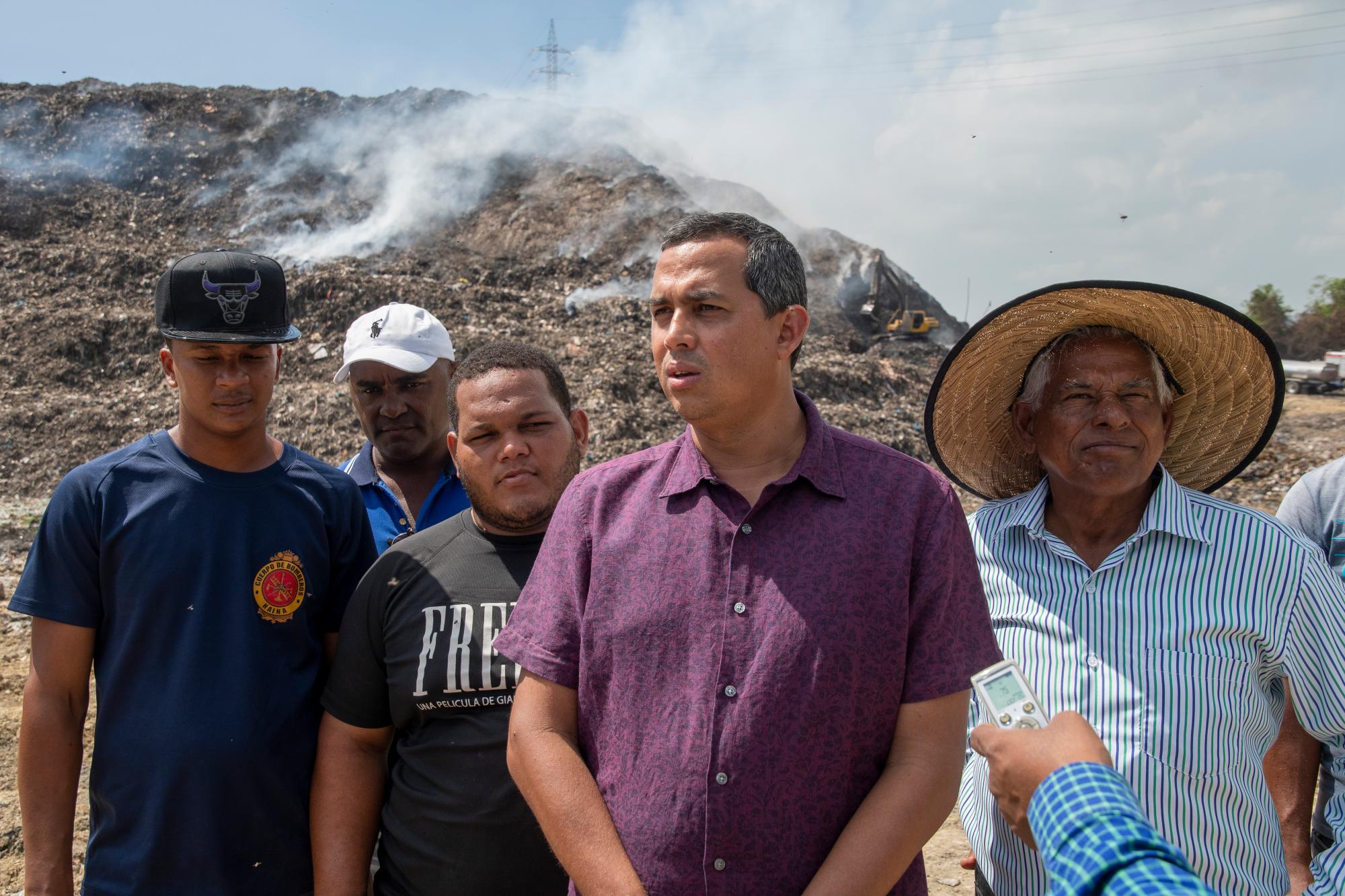 El alcalde Osvaldo Rodríguez( camisa morada y el jefe de los bomberos, Manuel María( del sombrero) junto a bomberos y personal de la alcaldía.  