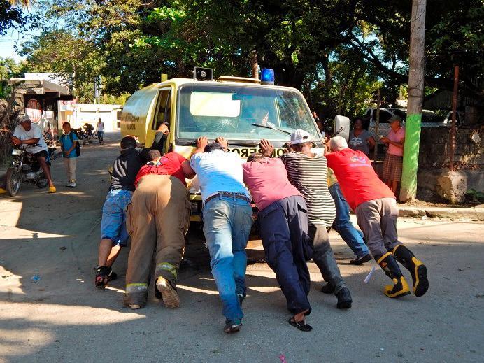  “¡Vamos, empujen!”, bomberos piden ayuda para remolcar su camión en  Barahona
