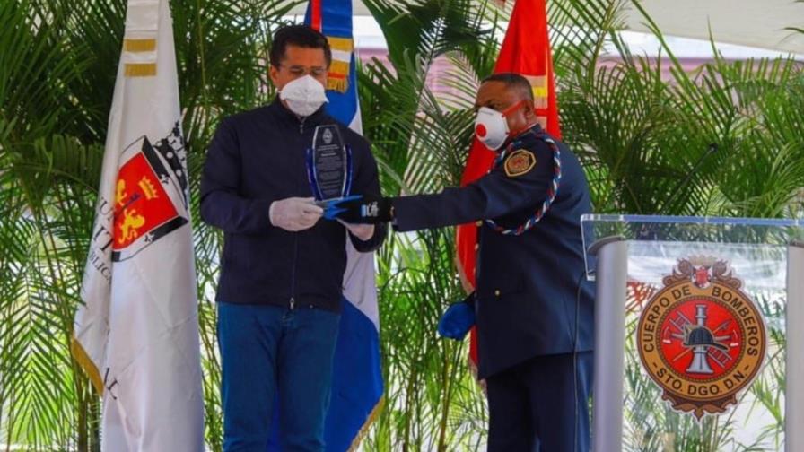 Bomberos despiden a David Collado con reconocimiento Bomberos despiden a David Collado con reconocimiento