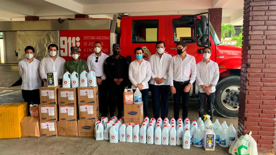 Asociación de Jóvenes Empresarios de SDN realiza donación a Bomberos de la zona
La Asociación de Jóvenes Empresarios de Santo Domingo Norte realizó una donación al cuerpo de bomberos de Santo Domingo Norte que incluía insumos de limpieza y cuidado personal para afrontar y prevenir el contagio de los bomberos con el COVID-19. Dentro de los insumos donados había 5,000 mascarillas, 50 galones de jabón, cloro y gel sanitizante, ademas de atomizadores y desinfectantes multiuso. 
Los representantes de la asociación que estuvieron presentes en la entrega fueron: Mauricio José Jacobo, Andrés Solano, Christian López, José Miguel Méndez, Yeufri Paulino y Leonardo Perdomo, quienes entregaron todos los materiales al Coronel Santana del cuerpo de bomberos.
