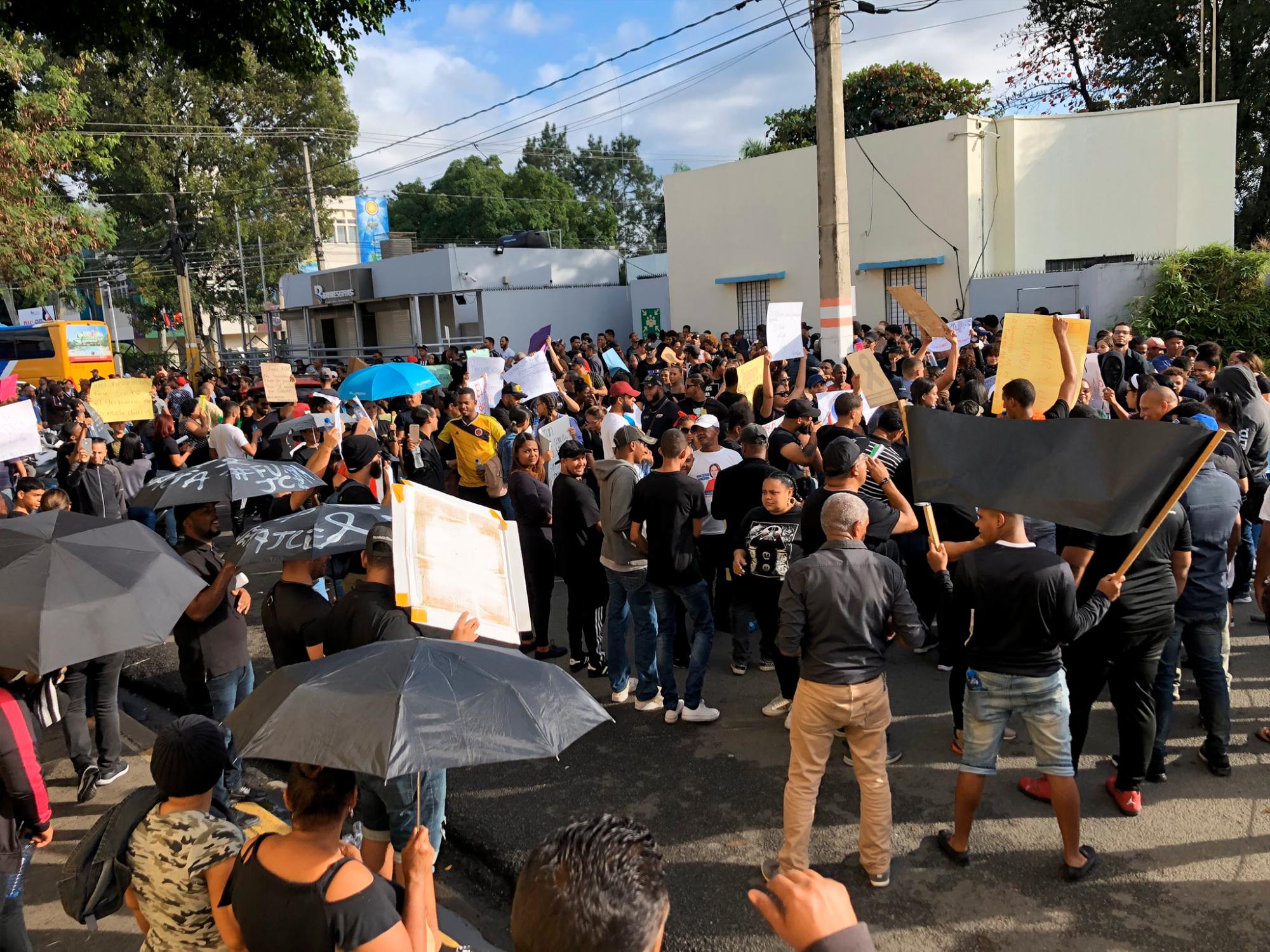 Manifestantes frente a la Junta Electoral de Bonao, este miércoles 19 de febrero de 2020.