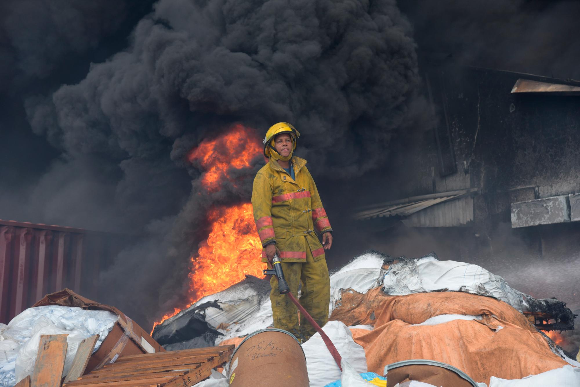 Un bombero hace una pausa a la espera de otro camión que le suminstre agua para seguir combatiendo el boraz incendio resultado de la explosión en la planta de producción Polyplas, el día 5 de diciembre de 2018 en el sector de Villas Agrícolas.