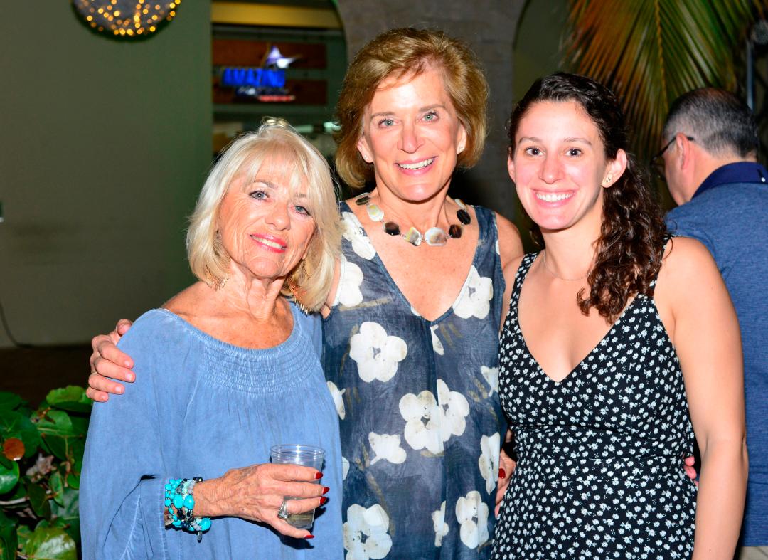 Bonny Alexion, Mary Rolla y Anne Rolla.