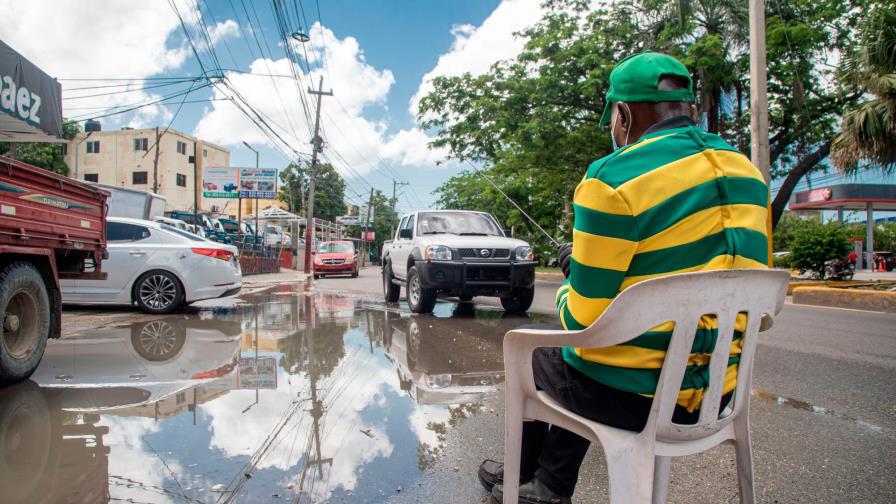 Derrame de agua en prolongación 27 de Febrero