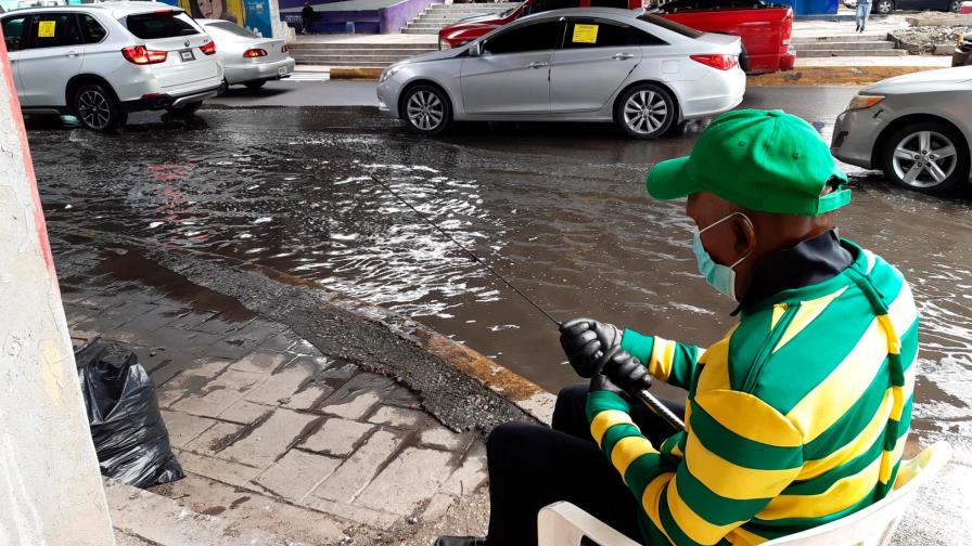 Un charco debajo del puente elevado de la avenida Quinto Centenario