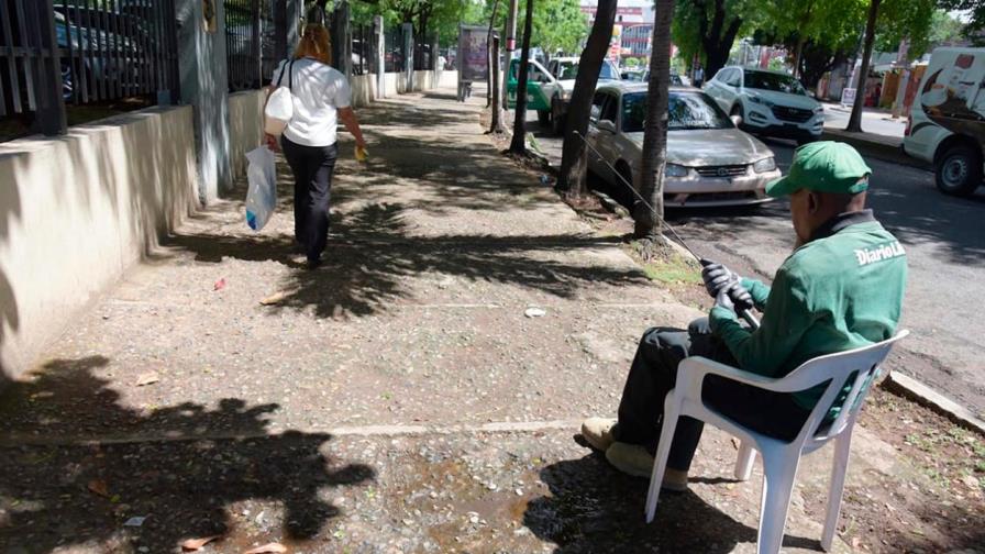 Acera deteriorada en los  alrededores Plaza de la Salud